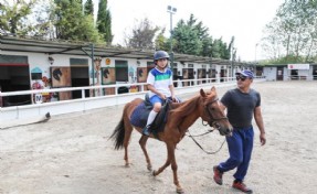 ARNAVUTKÖY’DE YAZ OKULU ÖĞRENCİLERİNE AT BİNİCİLİK EĞİTİMİ