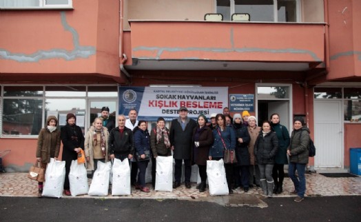 KARTAL BELEDİYESİ’NDEN SOKAKTAKİ SEVİMLİ DOSTLARA MAMA DESTEĞİ