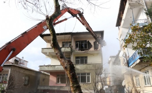 KARTAL’DA METRUK YAPILARIN YIKIMI DEVAM EDİYOR