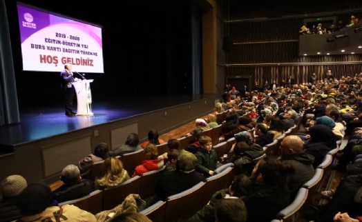 SARIYER’DE ÖĞRENCİLERE BURS KARTLARI DAĞITILDI