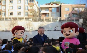 ÇEKMEKÖY’DE ÖĞRENCİLERE SIFIR ATIK TEMALI BOYAMA KİTABI DAĞITILDI