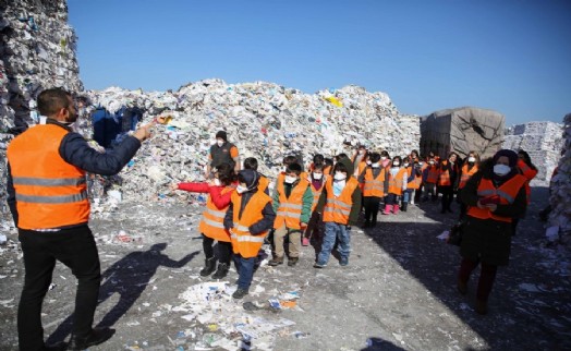 ÇEKMEKÖYLÜ ÖĞRENCİLERE YERİNDE GERİ DÖNÜŞÜM DERSİ