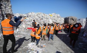 ÇEKMEKÖYLÜ ÖĞRENCİLERE YERİNDE GERİ DÖNÜŞÜM DERSİ