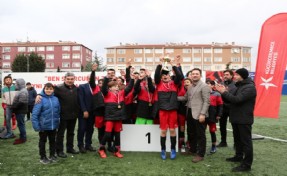 MİNİKLER BAŞKANLIK KUPASI’NDA ŞAMPİYON KÜÇÜKÇEKMECE İDMAN YURDU