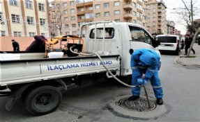 ÜMRANİYE’DE SİVRİSİNEK VE HAŞERELERE KARŞI KANALİZASYONLAR İLAÇLANDI