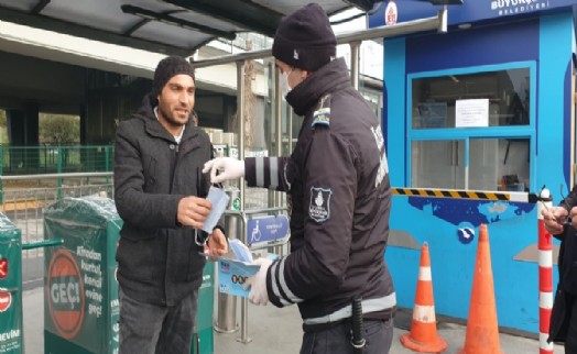 İBB, TOPLU ULAŞIMDA MASKE DAĞITMAYA BAŞLADI