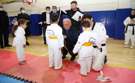 Başkan Yıldırım taekwondo sporcularının kuşaklarını bağladı