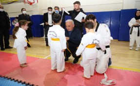 Başkan Yıldırım taekwondo sporcularının kuşaklarını bağladı