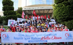 Bayrampaşa’da amatör sporcular önce yürüdü sonra dostluk maçı yaptı