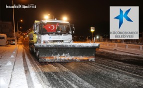 KÜÇÜKÇEKMECE'DE YOĞUN KAR MESAİSİ GECE BOYUNCA DEVAM ETTİ