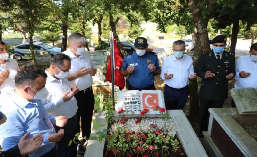 Başkan İlhan 15 Temmuz şehitlerini kabirleri başında andı