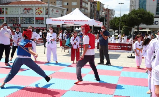 Sosyal medyayı bırakan gençler Bağcılar Meydanı’nda spor yapıp eğlendi