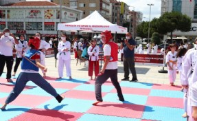 Sosyal medyayı bırakan gençler Bağcılar Meydanı’nda spor yapıp eğlendi