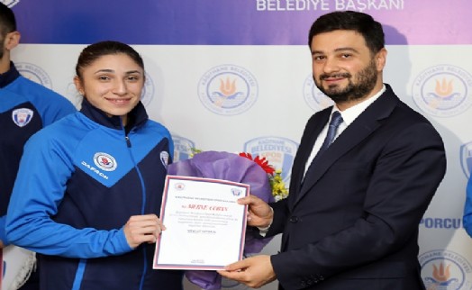 ÖZTEKİN’DEN İKİ OLİMPİYAT MADALYASI KAZANAN KAĞITHANE BELEDİYESPORLU SPORCULARA TEBRİK