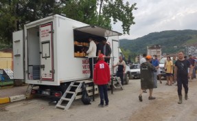 Kızılay selzedelere sıcak yemek dağıtımına başladı