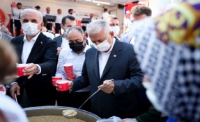 Ümraniye’de kardeşliğin ve bereketin simgesi olan aşure dağıtıldı