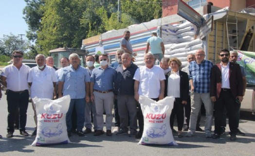 Başkan Kutbay yem dağıtımına katıldı