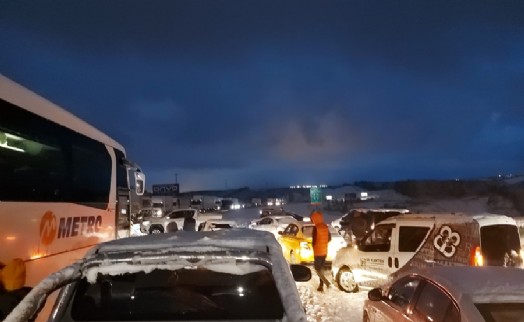 İSTANBUL’DA OTOBÜSLERE KAR ENGELİ!