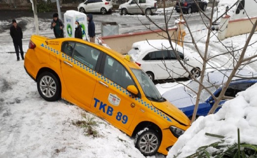 Yoğun kar Sarıyer’de kazalara neden oldu