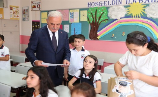 Ümraniyeli öğrencilere karneler Başkan Yıldırım'dan