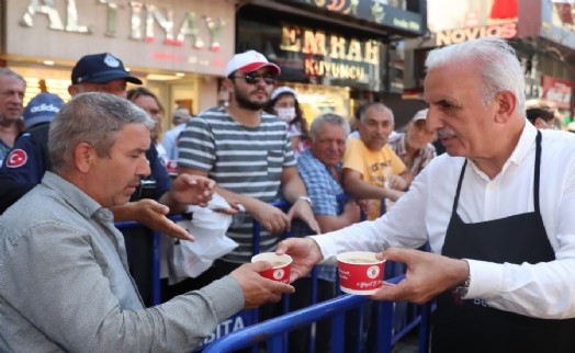 Ümraniye Belediyesi’nde binlerce vatandaşa aşure ikramı