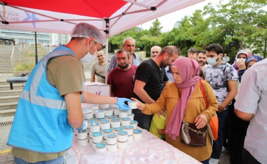 Küçükçekmece Belediyesi aşurenin bereketini paylaştı