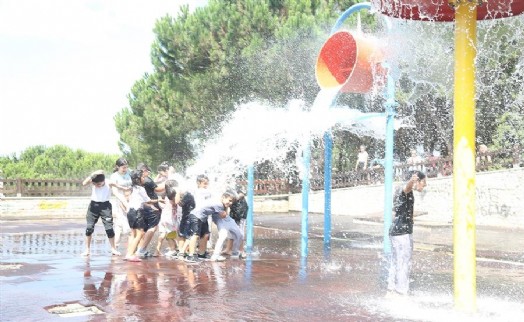 Gaziosmanpaşalı çocuklar Su Parkı’nda doyasıya eğleniyor