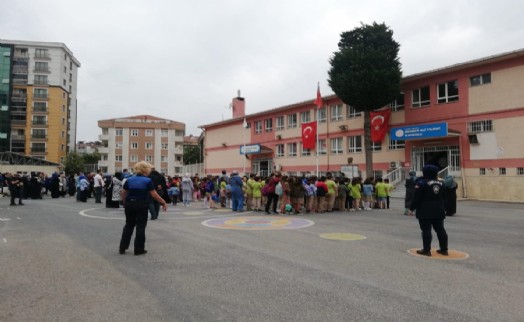 Ümraniye zabıtası öğrenciler için görev başında	