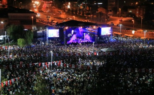 Çekmeköylü binlerce genç yorgunluğunu konserde attı