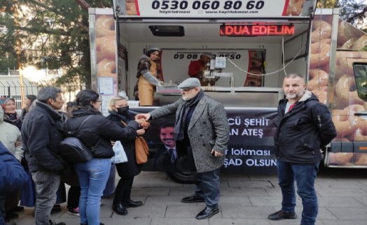 Mert Kar ülkücü Sinan Ateş için hayır lokması dağıttı