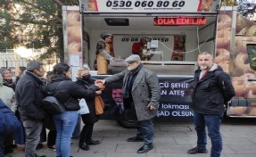 Mert Kar ülkücü Sinan Ateş için hayır lokması dağıttı