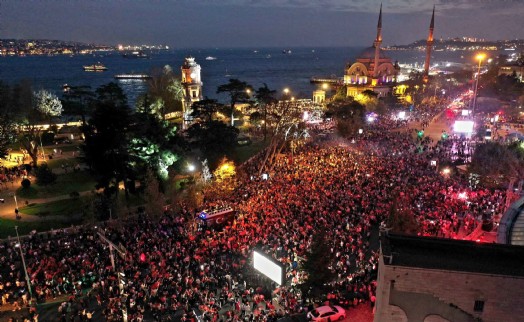 Beşiktaş’ta on binler 29 Ekim coşkusu eşliğinde yürüdü