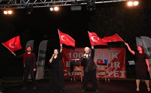 Beşiktaşlılar Cumhuriyet coşkusunu konserde doyasıya yaşadı