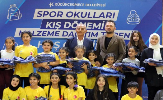 Küçükçekmece Belediyesi’nden çocuklara spor malzemesi desteği