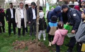 Başkan İsmet Yıldırım şehit çocuklarıyla birlikte ağaç dikti