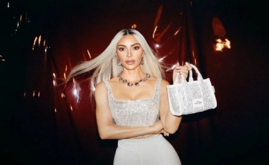 Kim Kardashian moda devi için sarışın oldu