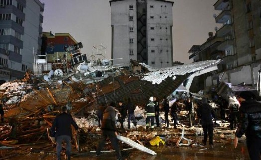 Göçük altında kalan insanlardan son haberler!