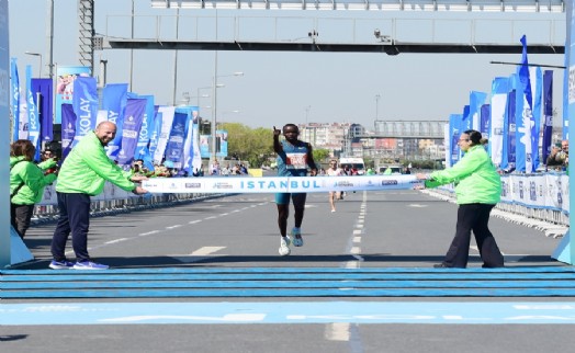 İstanbul’da N Kolay 18. İstanbul Yarı Maratonu rüzgarı esti