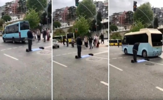 Trafiğin ortasına seccade serip namaz kıldı