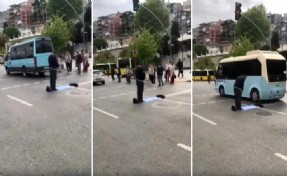 Trafiğin ortasına seccade serip namaz kıldı