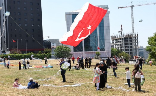 Bağcılar’da gökyüzü rengarenk oldu