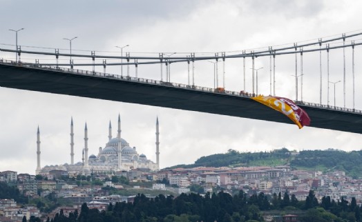 Galatasaray bayrakları İstanbul Boğazı'na asıldı