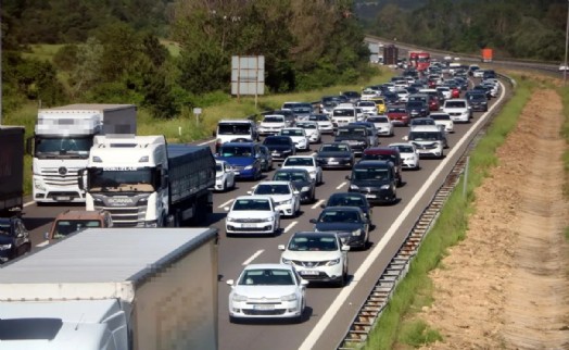 Yollar kilitlendi! Kilometrelerce kuyruk oluştu!