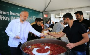 Çekmeköy Belediyesi camiler ve cemevlerinde aşure dağıttı