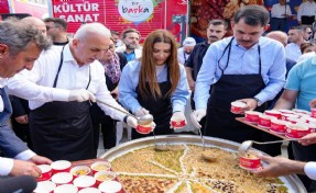 Ümraniye Belediyesi’nden 10 bin kişiye aşure ikramı