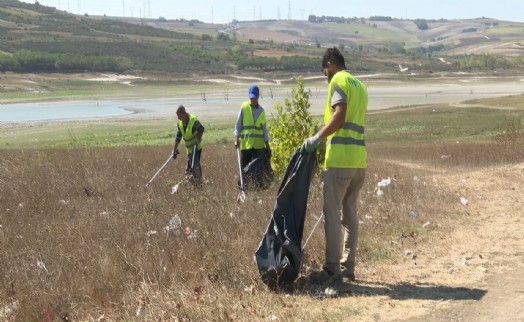 İBB ekipleri baraj havzalarını çöpten arındırıyor