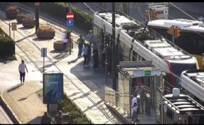 İETT otobüsü tramvaya çarptı!