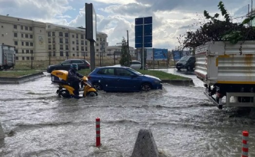 İstanbul’da hayat felç oldu! Yollar göle döndü