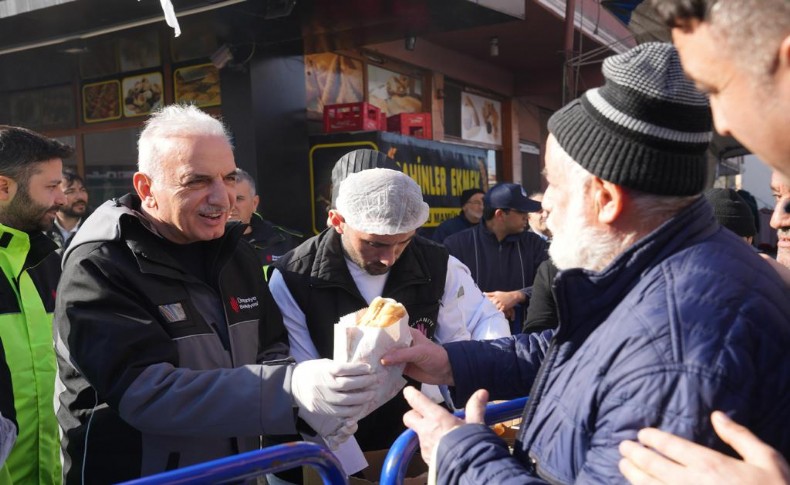 Başkan İsmet Yıldırım’dan vatandaşa balık ekmek ikramı