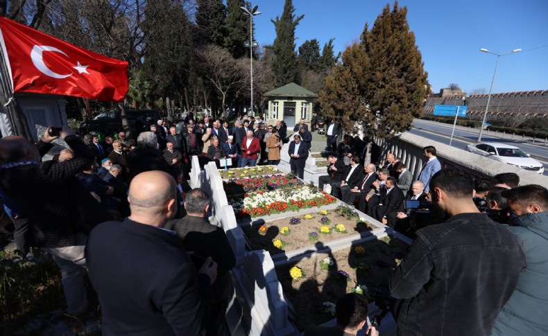 Birol Aydın Necmettin Erbakan’ın kabrini ziyaret etti